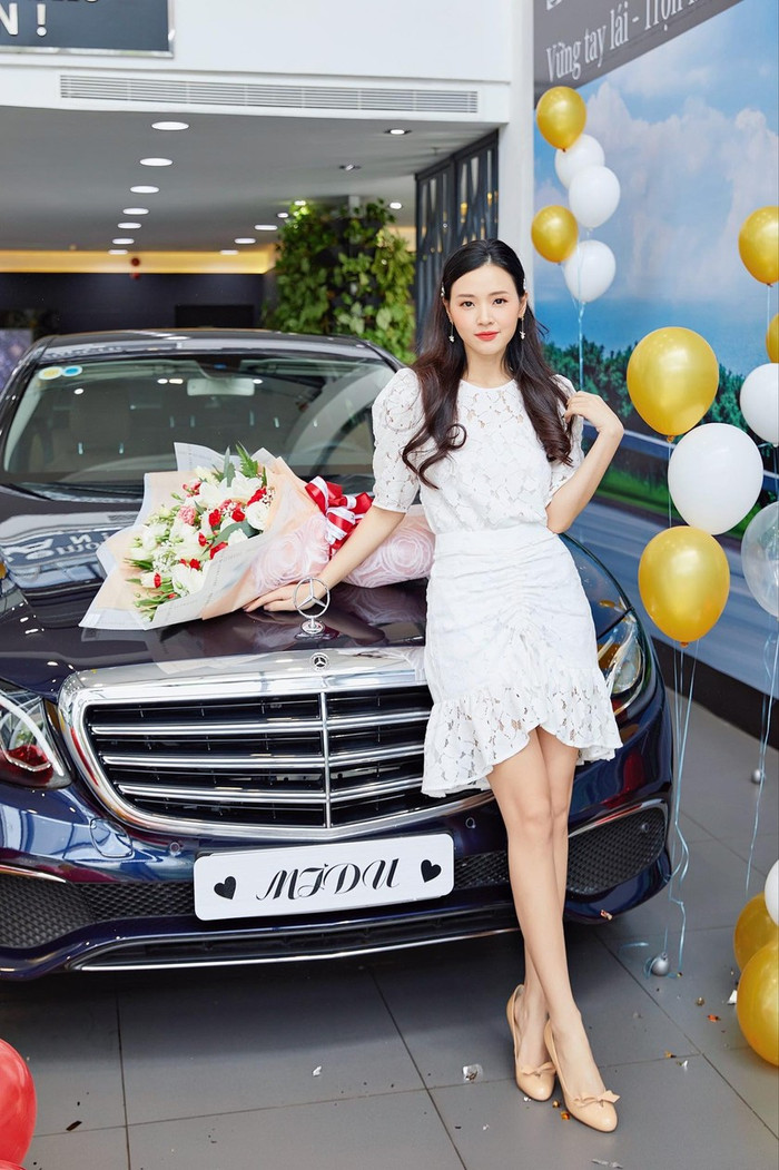 Nữ diễn viên với xế hộp tiền tỷ.