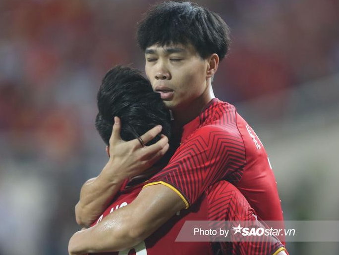 Cách đây ít ngày, tiền đạo 29 tuổi vừa hoàn tất bản hợp đồng có thời hạn 3 năm với CLB Bình Phước sau khi trở về từ Nhật Bản. Người hâm mộ hi vọng Công Phượng sẽ nhanh chóng hoà nhập và sớm lấy lại phong độ vốn có. 