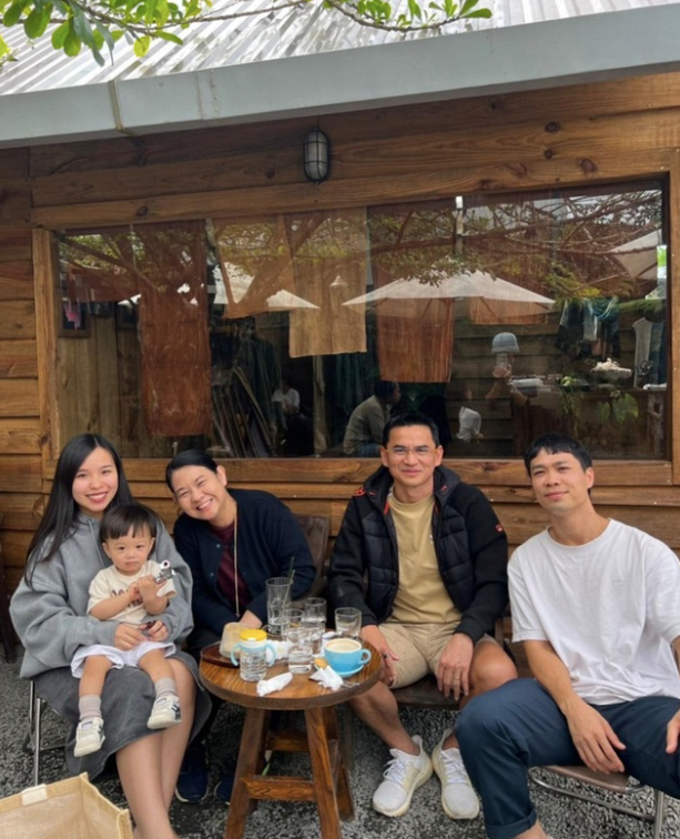 Vợ Công Phượng diện đồ giản dị, bế con trai khi cùng chồng gặp gỡ vợ HLV Kiatisuk. 