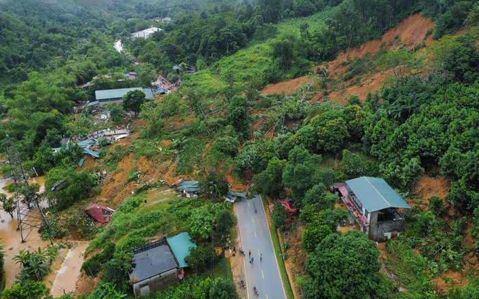 Sạt lở đất ở Hà Giang: 11 người thương vong, cuốn trôi 1 xe khách Ảnh 2