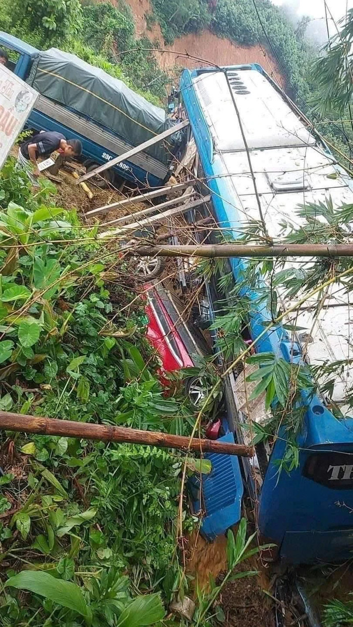 Xe khách bị cuốn trôi. (Ảnh: MXH)