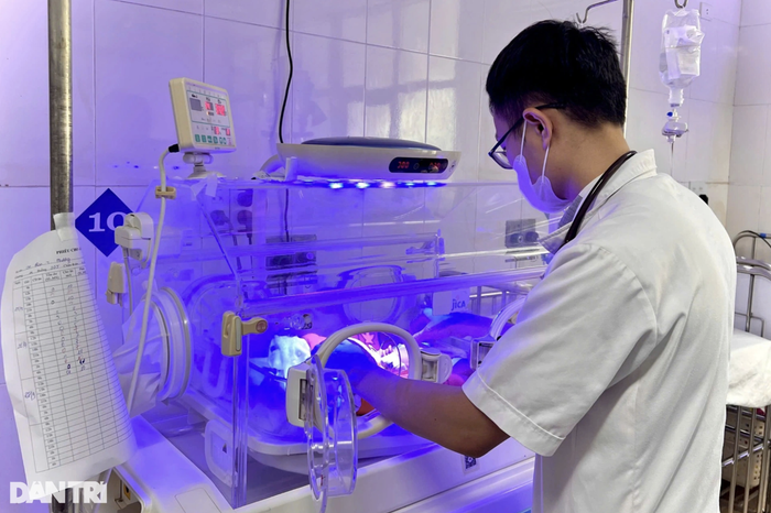 Cháu bé được bác sĩ Khoa sơ sinh Bệnh viện Sản - Nhi Nghệ An theo dõi, chăm sóc. Ảnh: Báo Dân Trí.