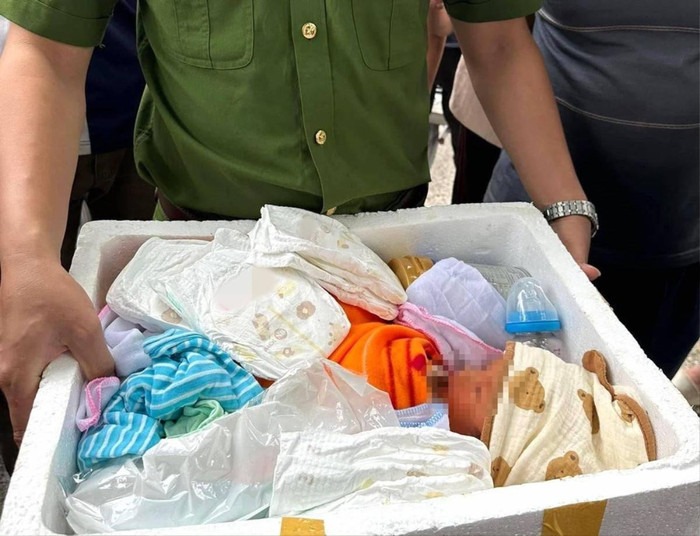 Cháu bé sơ sinh bị thả trôi sông lúc được tìm thấy.