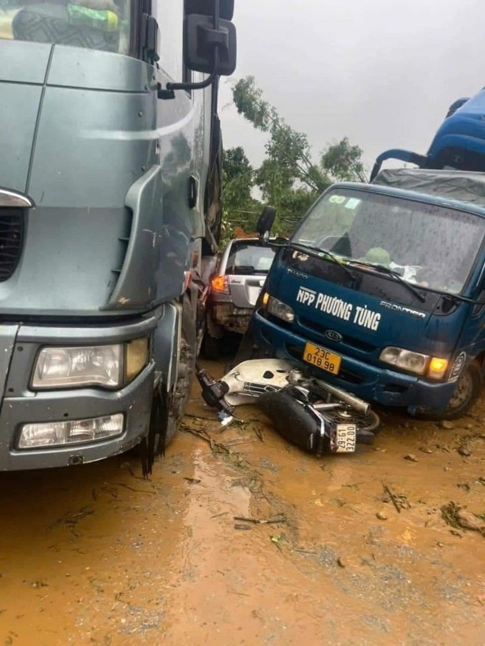 Sạt lở đất và lũ quét bất ngờ ở Hà Giang khiến nhiều phương tiện bị cuốn trôi và hỏng hóc. Ảnh: MXH