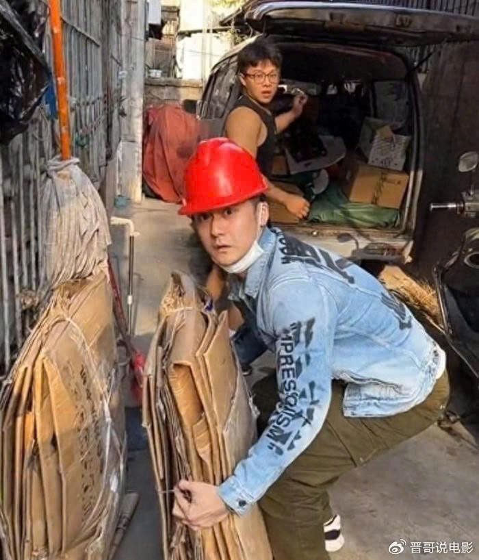 Sống xa hoa nhưng vẫn giả nghèo lấy sự thương hại