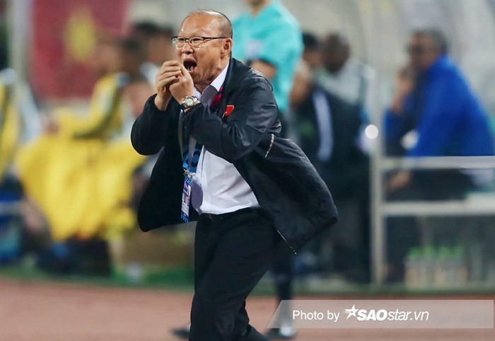 HLV Park Hang Seo đang ở Việt Nam và bỗng dưng bị đồn có thể dẫn dắt tuyển Trung Quốc.