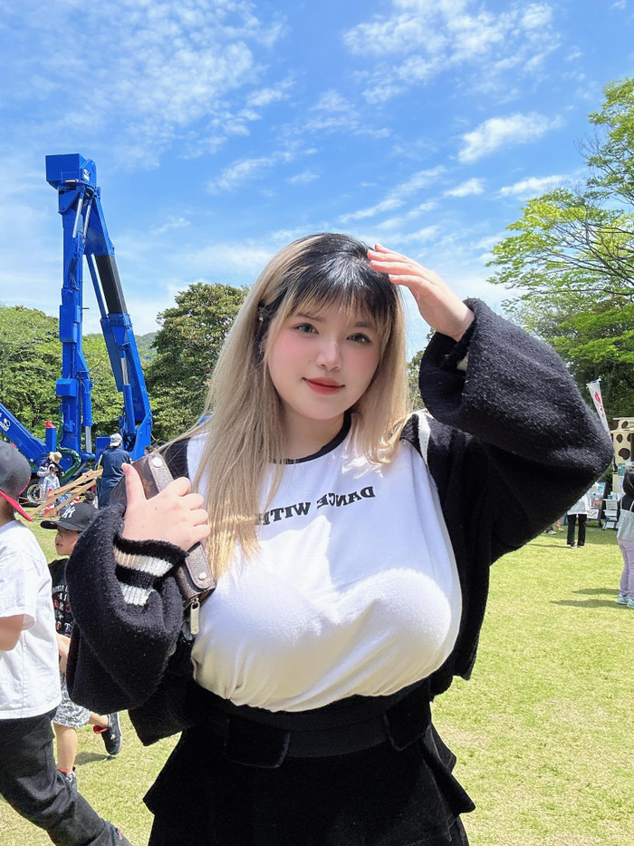 Thu Trang là cái tên gây bão mạng năm 2018 vì sở hữu vòng 1 quá cỡ.