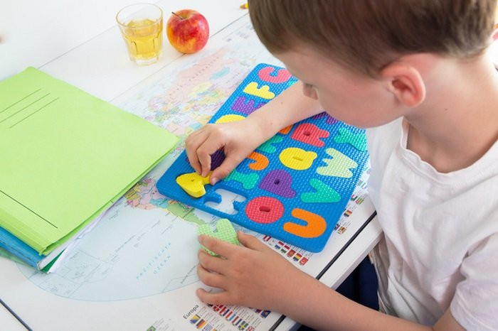 Nhiều phụ huynh hoang mang vì không biết nên dạy con phát âm sao cho đúng. Ảnh minh họa.