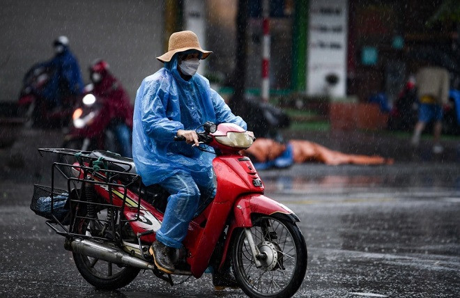 Không khí lạnh đang áp sát miền Bắc từ rạng sáng 1/10. Ảnh: Nam Trần/Tuổi Trẻ Online. 