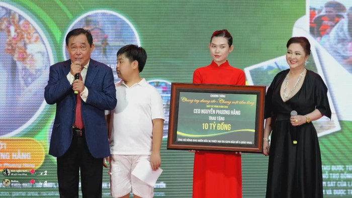 Bà Nguyễn Phương Hằng và khu du lịch Đại Nam ủng hộ 10 tỷ đồng cho Ủy ban Mặt trận Tổ quốc Việt Nam.