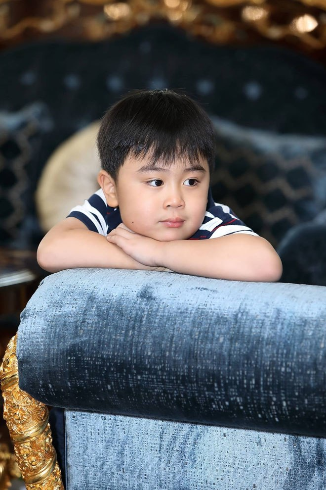Con trai bà Nguyễn Phương Hằng sở hữu diện mạo khôi ngô. 