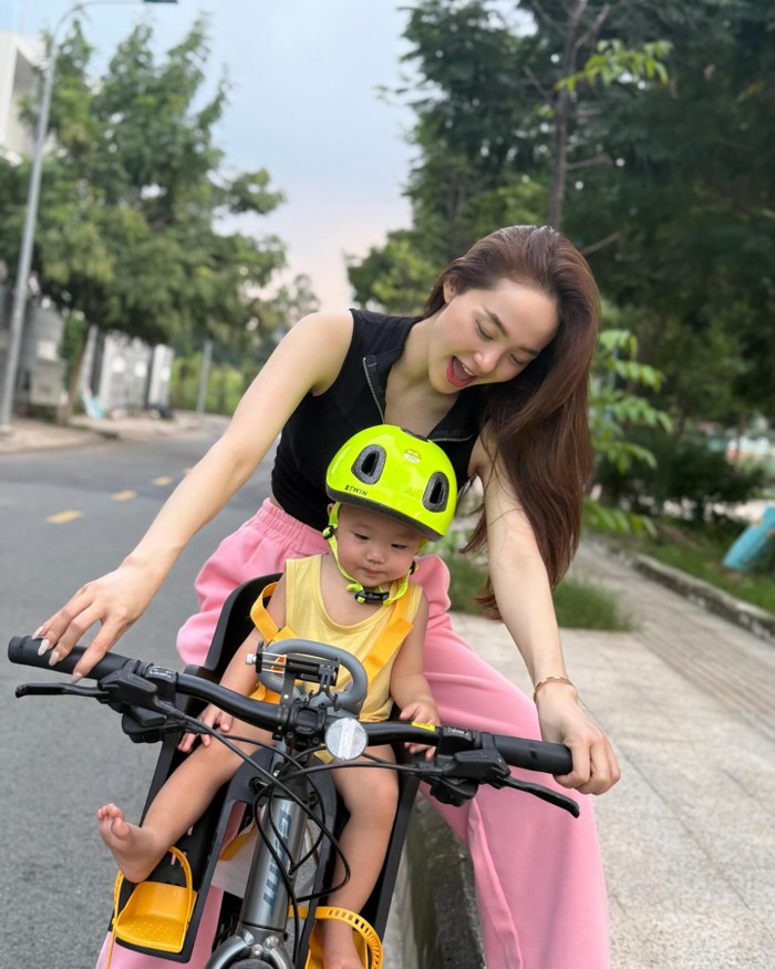 Minh Hằng vui vẻ chơi đùa cùng con trai. Ảnh: Instagram minhhang2206