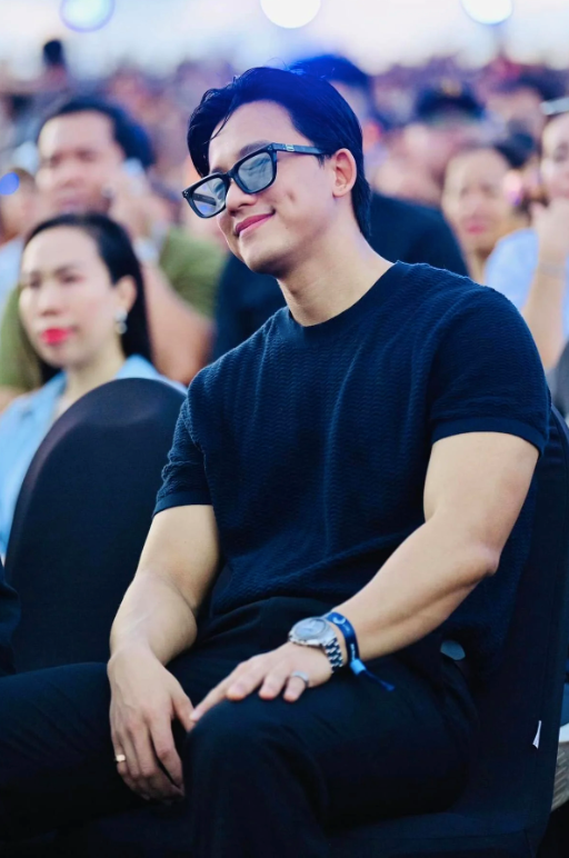 Mai Tài Phến luôn xuất hiện trong các liveshow để ủng hộ 'bạn gái tin đồn'.