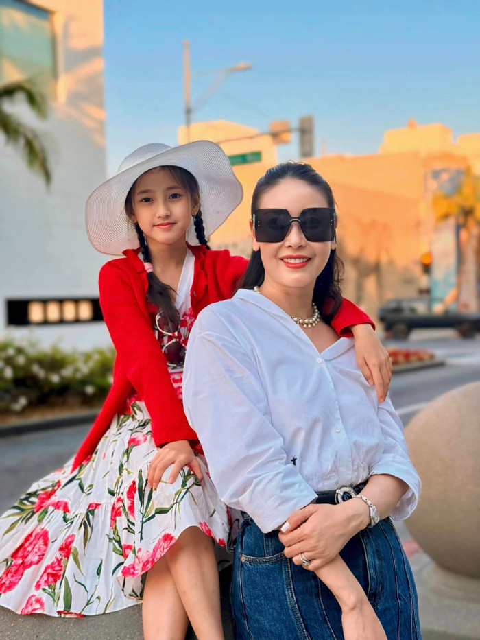 Hà Kiều Anh và con gái út xinh xắn. Ảnh FBNV