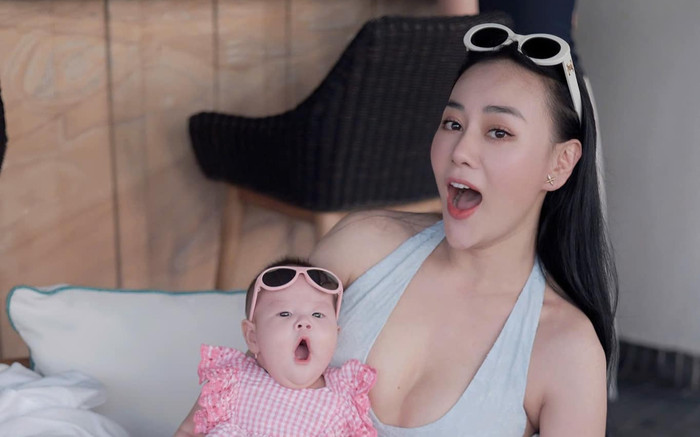 Phương Oanh mặc hở đôi gò bồng đảo, lộ đặc điểm phú quý trên sóng livestream Ảnh 2