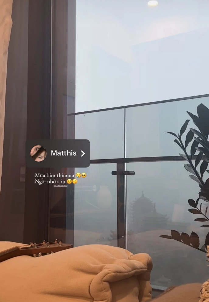 Không còn giấu giếm, Thiều Bảo Trâm đã chính thức “tag” thẳng tài khoản của chàng và than nhớ.