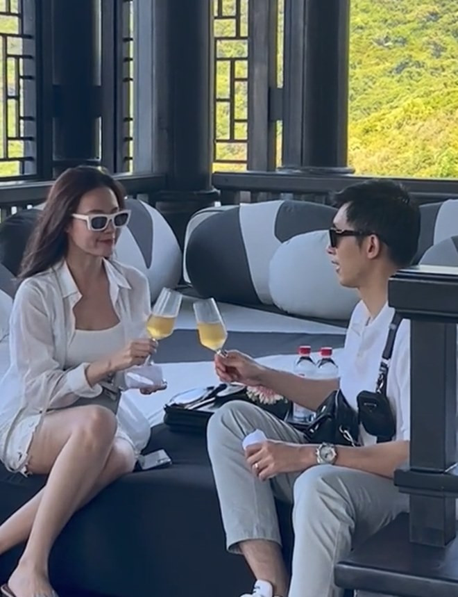 Nàng cựu hot girl và ông xã cùng nhau thưởng thức đồ uống tại resort, tạo nên một khung cảnh lãng mạn. Vẻ mặt hạnh phúc của cả hai ánh lên sự hài lòng với cuộc sống hiện tại.