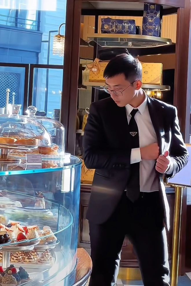 Chồng thiếu gia của Midu ra dáng 'tổng tài' yêu chiều vợ.