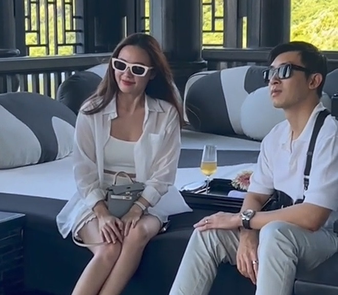 Vợ chồng Midu trông rất xứng đôi khi cùng ngồi trò chuyện thoải mái, tận hưởng không gian yên tĩnh tại resort. 
