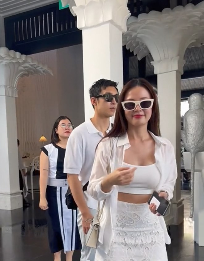 Người đẹp mặc áo hở eo gợi cảm, xuất hiện thanh lịch và tự tin khi cùng chồng thiếu gia đi nghỉ dưỡng.