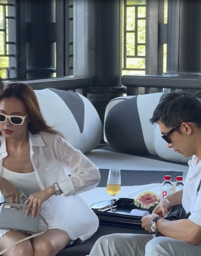  Cả hai khoác lên mình phong cách đơn giản nhưng không kém phần tinh tế và sành điệu.