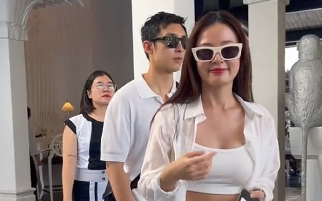 Midu và chồng thiếu gia bị bắt gặp ở resort hạng sang, nhan sắc dưới ống kính 'người qua đường' thế nào? Ảnh 2