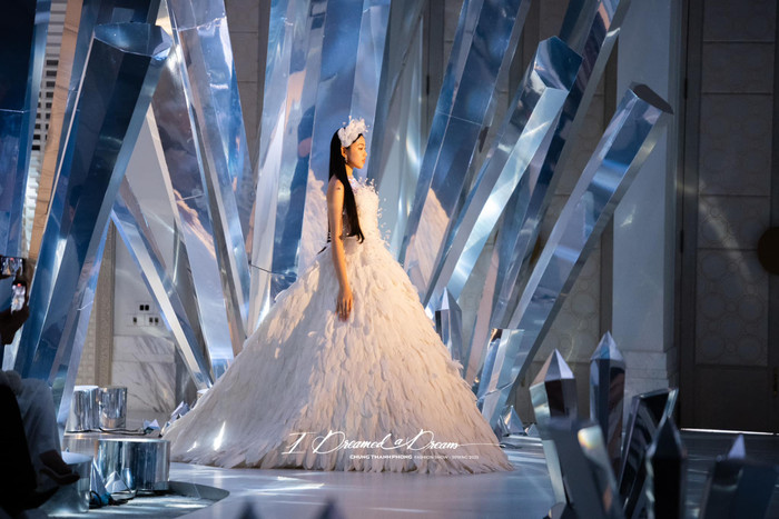 Lọ Lem nhà Quyền Linh trong lần đầu tiên catwalk trên sàn runway. Ảnh: FBNV