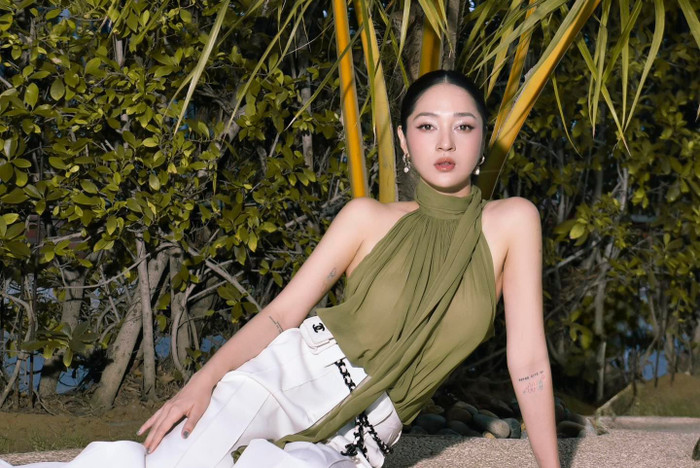 Bảo Anh đăng tải hình ảnh kỷ niệm sinh nhật lần thứ 32. Nữ ca sĩ diện mẫu áo cổ yếm, chất liệu mỏng manh, xuyên thấu, khoe khéo nét đẹp nóng bỏng, quyến rũ. Thiết kế này còn tôn lên 'bờ vai móc áo' cùng đường xương quai xanh sắc nét của giọng ca Như lời đồn. Để tăng thêm phần đằm thắm, mặn mà, Bảo Anh theo đuổi phong cách trang điểm đậm cùng kiếu tóc ép sát, búi gọn ra phía sau để lộ gương mặt mềm mại.