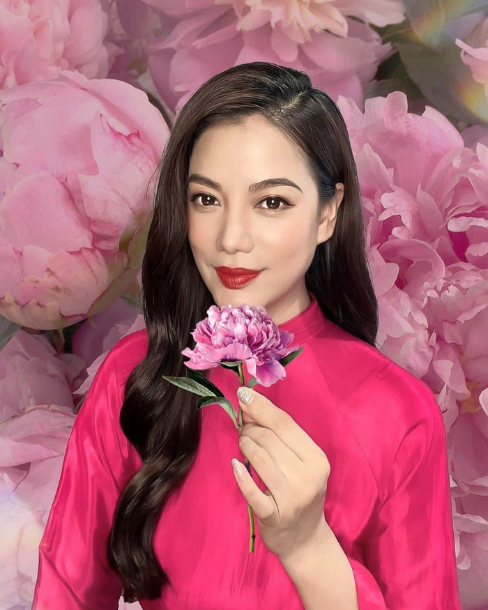 Trương Ngọc Ánh khoe ảnh diện áo dài, toát lên nét đẹp đằm thắm, nền nã. Không những vậy, nữ nghệ sĩ còn kết hợp với phong cách trang điểm đậm, nhấn nhá bằng phần son môi đỏ tăng thêm phần quyến rũ.