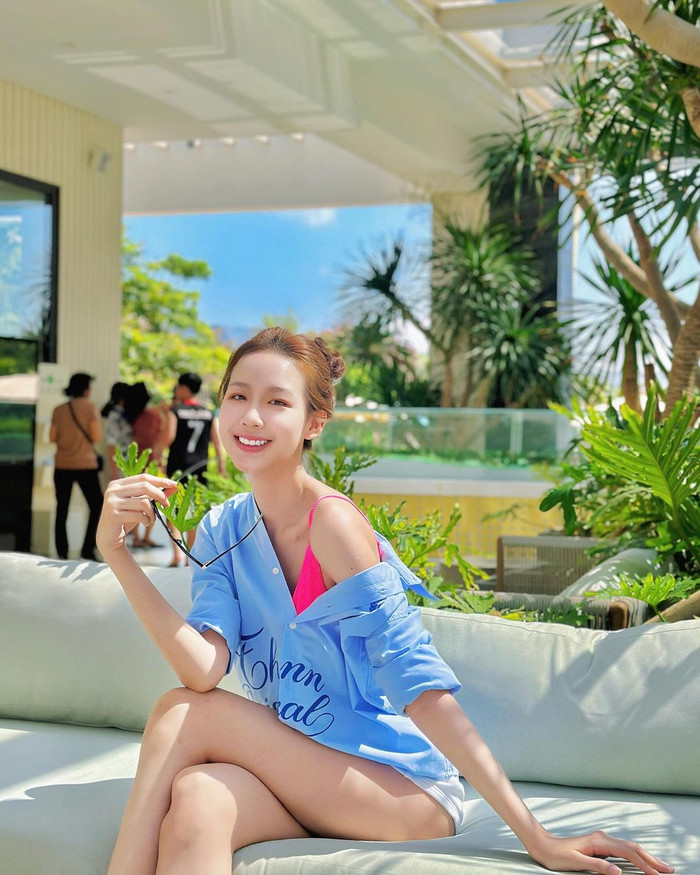 Hoa hậu Bảo Ngọc diện áo sơ mi lệch một bên, để lộ bờ vai trần thu hút cùng đường xương quai xanh sắc nét. Cựu Hoa hậu Liên lục địa còn phối cùng với chiếc quần ngắn cũn, tôn lên đôi chân dài nuột nà. Một trong số những ưu điểm khác giúp cô nổi bật giữa khung hình chính là nụ cười tươi rạng rỡ.