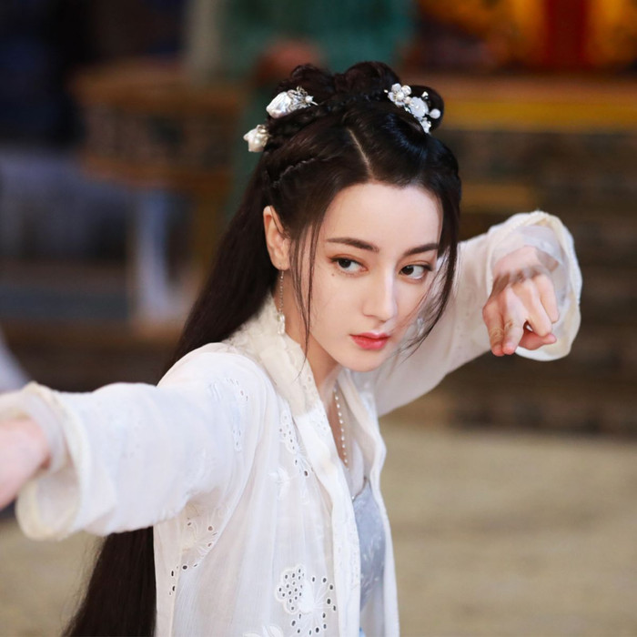 Địch Lệ Nhiệt Ba cũng có 2 vai diễn lọt top nữ chính cổ trang được yêu thích nhất thập kỷ qua. 