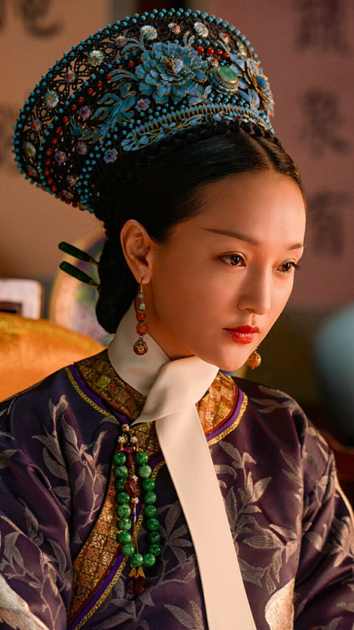 Châu Tấn thể hiện sự uy nghi toát ra từ ánh mắt của bậc Mẫu nghi thiên hạ. 