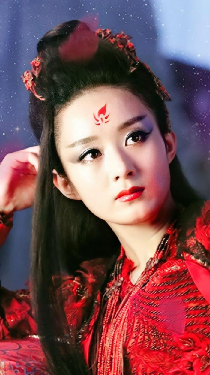 Triệu Lệ Dĩnh có bước trưởng thành trong diễn xuất nhờ màn hắc hóa trong Hoa Thiên Cốt. 