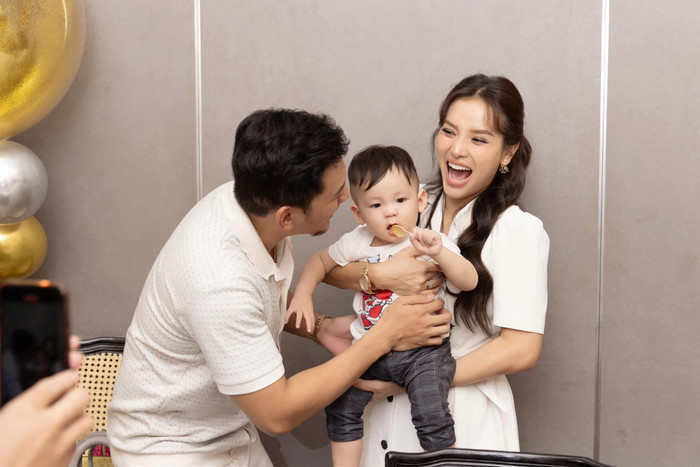 Nhờ có chồng làm hậu phương vững chắc, Phương Trinh Jolie mang thai và chăm con đỡ vất vả.