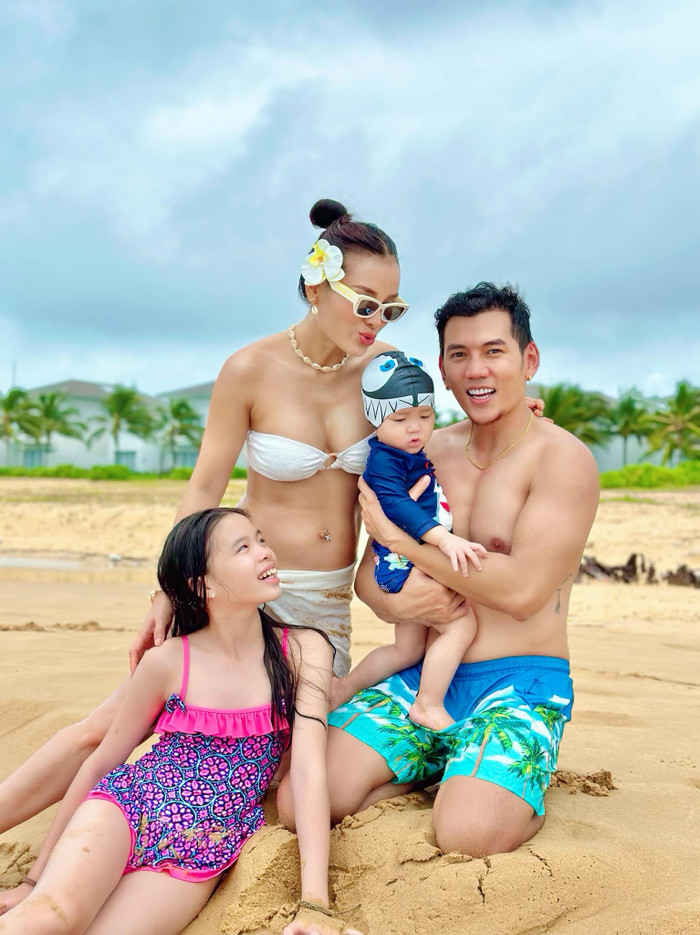 Phương Trinh Jolie tự tin diện bikini 2 mảnh, khoe dáng thon thả dù đang mang bầu ở tháng thứ 4.