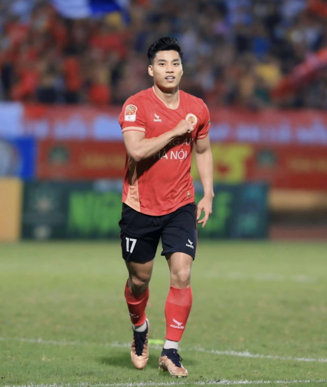 Hội bạn thân của Vũ Văn Thanh gồm nhiều cái tên như: Xuân Trường, Công Phượng, Hồng Duy, Văn Đức, Quang Hải, Văn Hậu, Duy Mạnh… đã yên bề gia thất. Thế nên, dân tình đang chấm hóng ngày chàng hậu vệ tiếp bước hội bạn. 