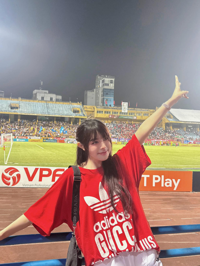 Cô nàng cũng thường xuyên xuất hiện trên khán đài để cổ vũ bạn trai thi đấu. 