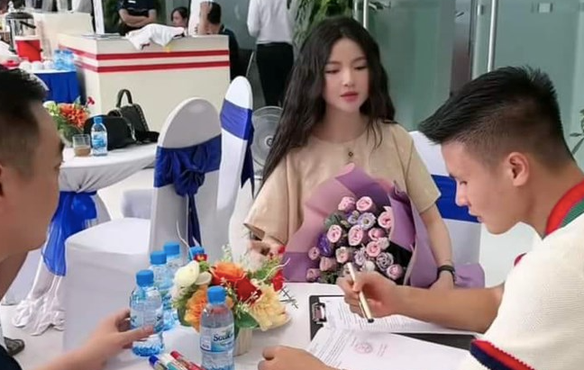 Tháng 7 vừa qua, cầu thủ Quang Hải vừa tái kí hợp đồng với CLB CAHN trong 3 năm với phí lót tay trị giá 27 tỷ đồng. Nhân dịp sinh nhật tuổi 24 Chu Thanh Huyền, cầu thủ Quang Hải đã dẫn vợ đi 'tậu' xế hộp mới đắt đỏ. 