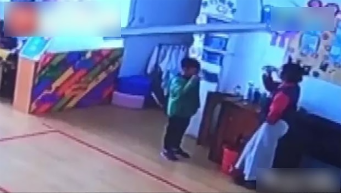 Camera trích xuất hình ảnh các học sinh bị giáo viên bắt uống nước nóng vừa đun sôi vì nói chuyện trong lớp học. 