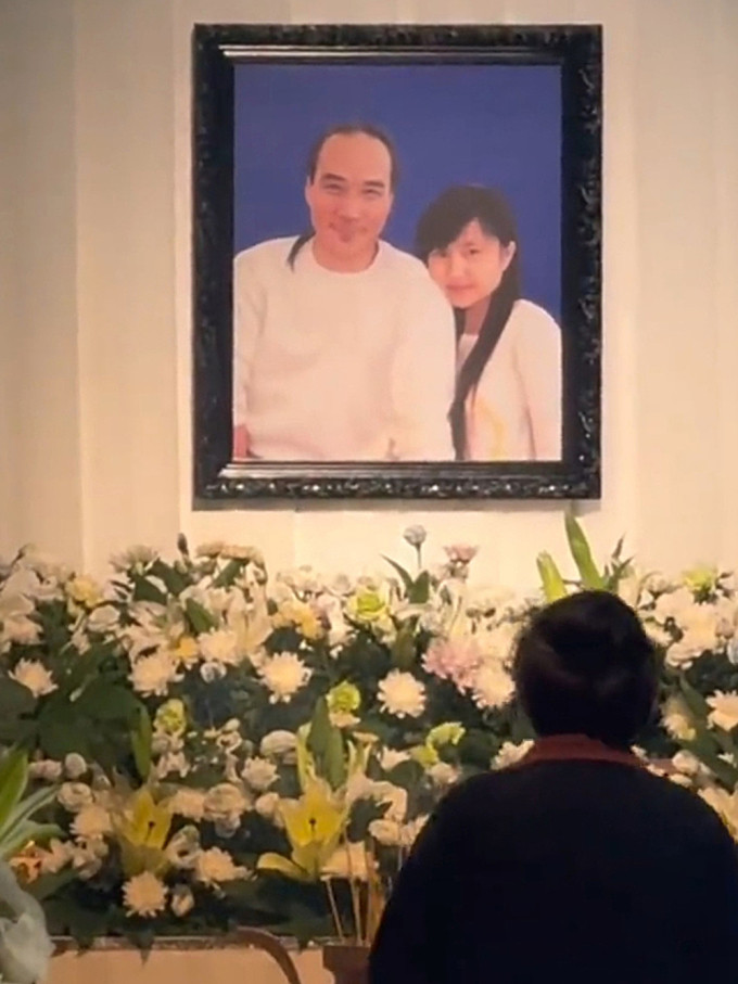 Từ Thiếu Cường và vợ là Mạnh Vũ Hiên ở lễ viếng do bạn bè tài tử tổ chức tại Chiết Giang hôm 21/9. Ảnh: Red Note