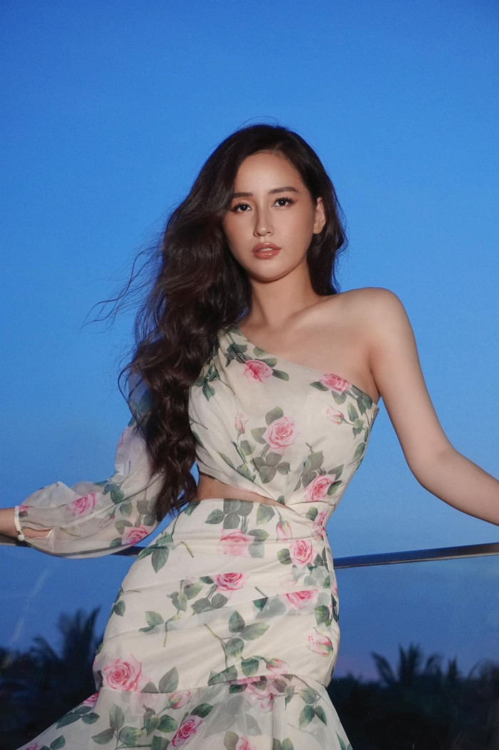 Hoa hậu Mai Phương Thúy chăm diện kiểu áo lệch vai.