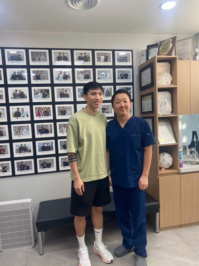 Đoàn Văn Hậu được đại diện của HVL Park Hang Seo đưa sang Hàn Quốc để điều trị chấn thương và Doãn Hải My đi theo để chăm sóc chồng.