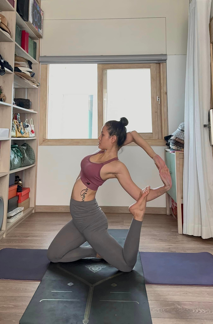 Việc tập yoga giúp Phương Trinh Jolie giảm thiểu các triệu chứng mệt mỏi, đau nhức thường gặp khi mang thai.