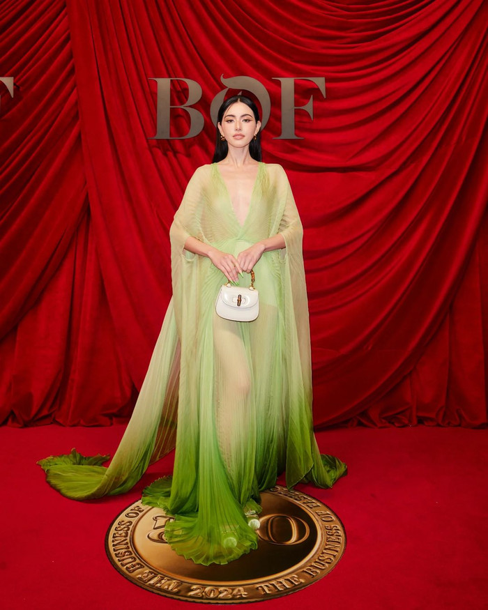 Bắt tay hợp tác cùng thương hiệu nước Ý, Davika ưu ái phối phụ kiện gắn nhãn thương hiệu. Trong khung ảnh toàn cảnh, tín đồ mộ điệu nhìn thấy sự xuất hiện của chiếc túi thịnh hành Gucci Bamboo 1947 Top Handle phiên bản mini (khoảng 102 triệu đồng) và đôi hoa tai Gucci Blondie Hoop (hơn 12 triệu đồng).