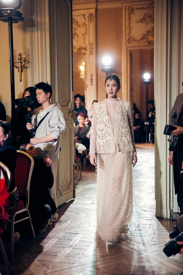 Thúy Ngân chia sẻ trên trang cá nhân: “15 năm làm người mẫu lần đầu tiên bước trên sàn diễn quốc tế. Và điều đặc biệt hơn là được khoác trên mình trang phục do Nhà Thiết Kế Việt Nam sáng tạo. Cám ơn vì đã được trải nghiệm cảm giác tự hào lẫn thú vị này”.