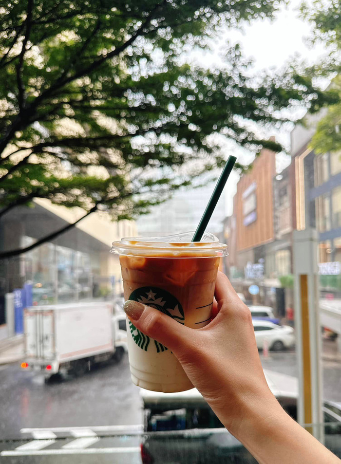 Khánh Vân xuất hiện với hình ảnh trẻ trung, vui vẻ thưởng thức một ly cà phê. 