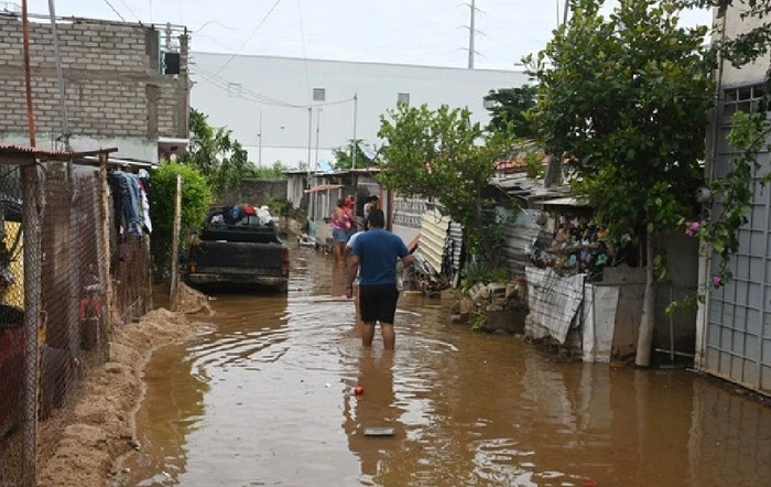 Bão John tấn công khiến một con phố ngập nước ở bang Guerrero (Mexico). Ảnh: AFP