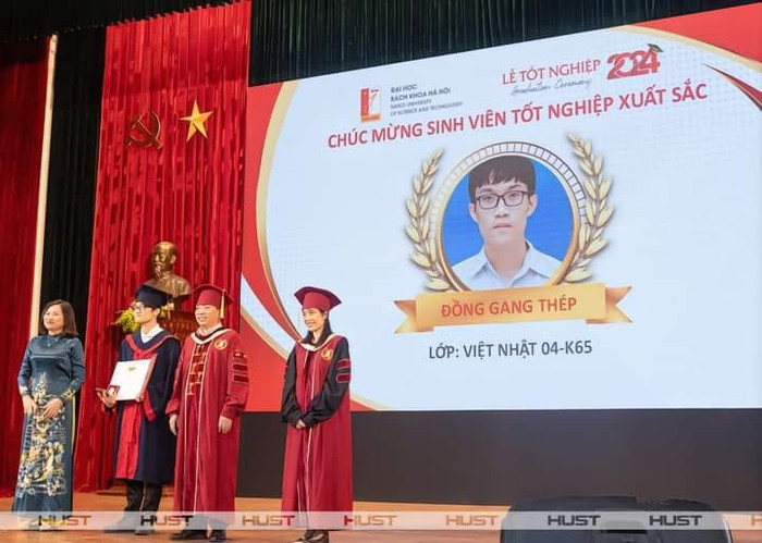 Chàng trai tên Đồng Gang Thép lên nhận bằng tốt nghiệp loại xuất sắc. (Ảnh: Đào Nga)