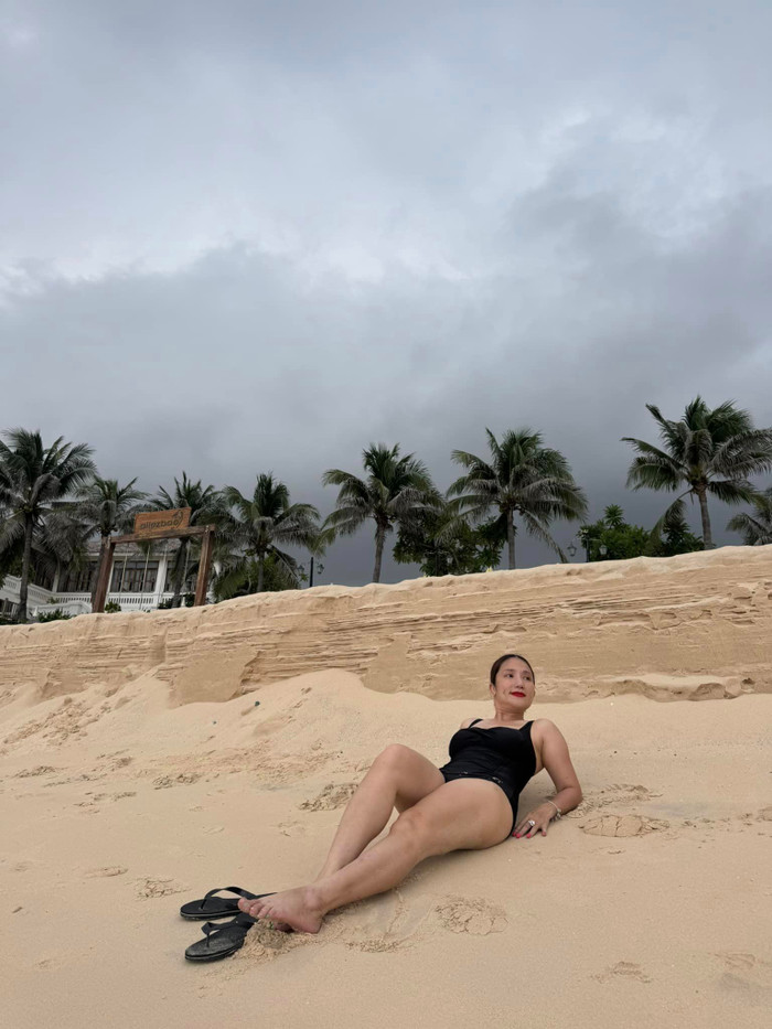 Cát Tường khoe loạt ảnh thả dáng trên bãi biển. 