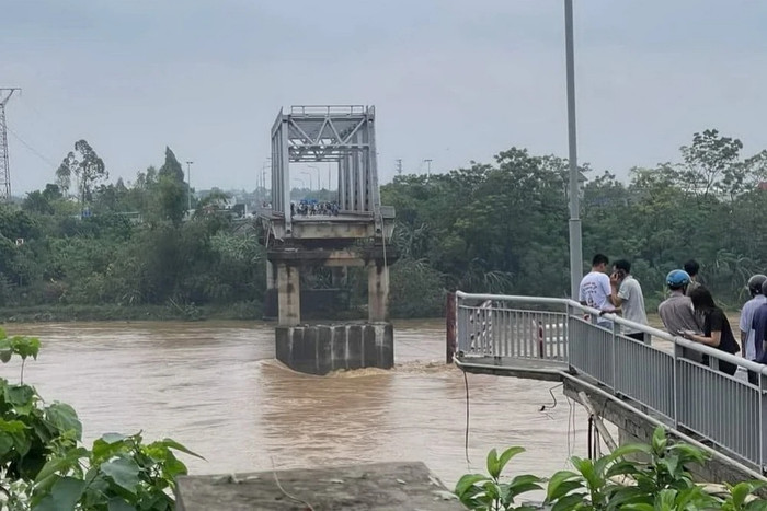 Vụ sập cầu Phong Châu diễn ra vào ngày 9/9. Ảnh: Vietnamplus